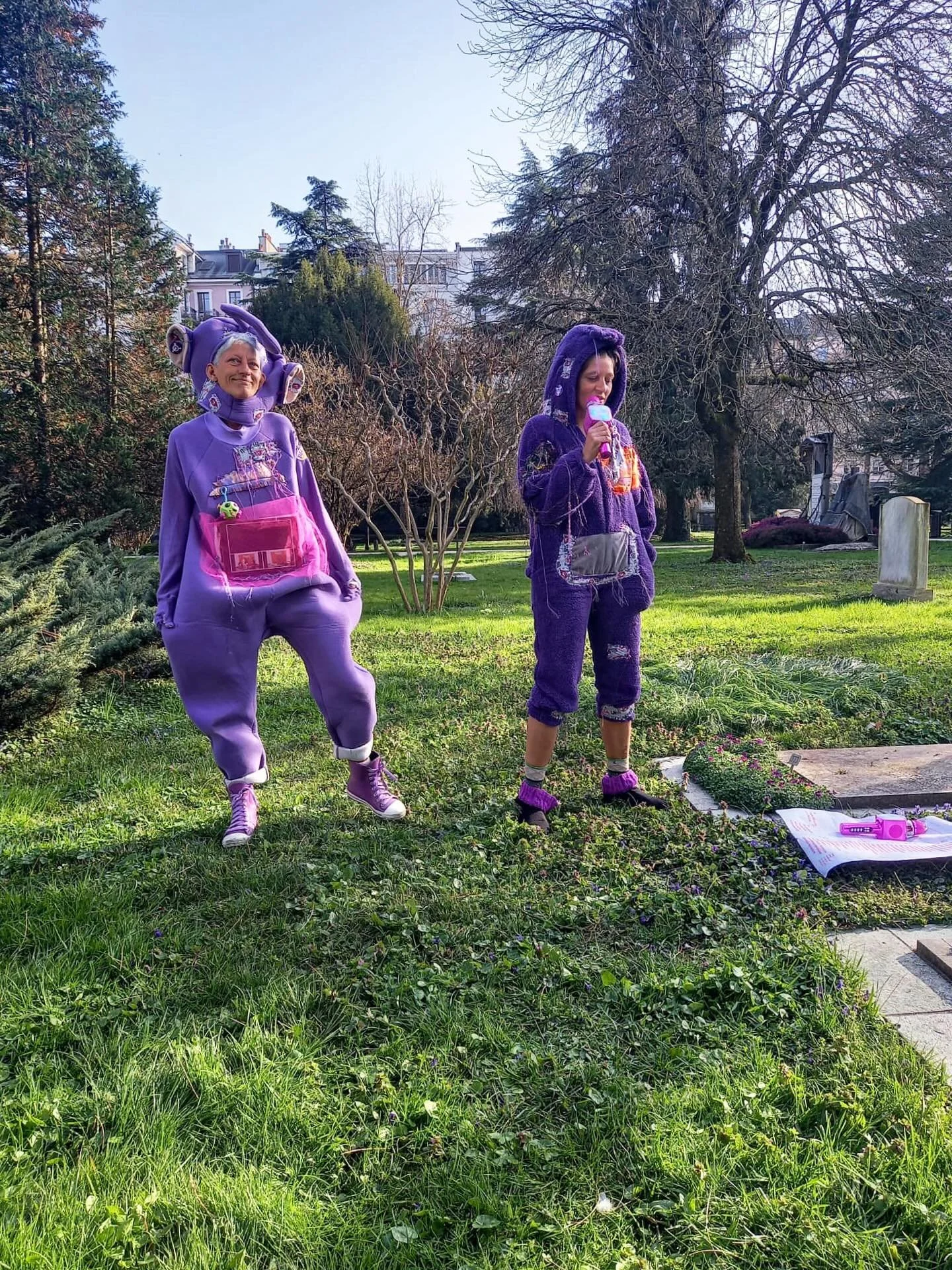 &Eacute;manations de Reines 

Sur les tombes de Mina Audemars et Louise Lafendel, p&eacute;dagogues, la performeuse @makita.angela.marzullo et sa fille Lucie &eacute;num&egrave;rent un &Agrave; &agrave; Z des f&eacute;minismes. Spectacle r&eacute;ali