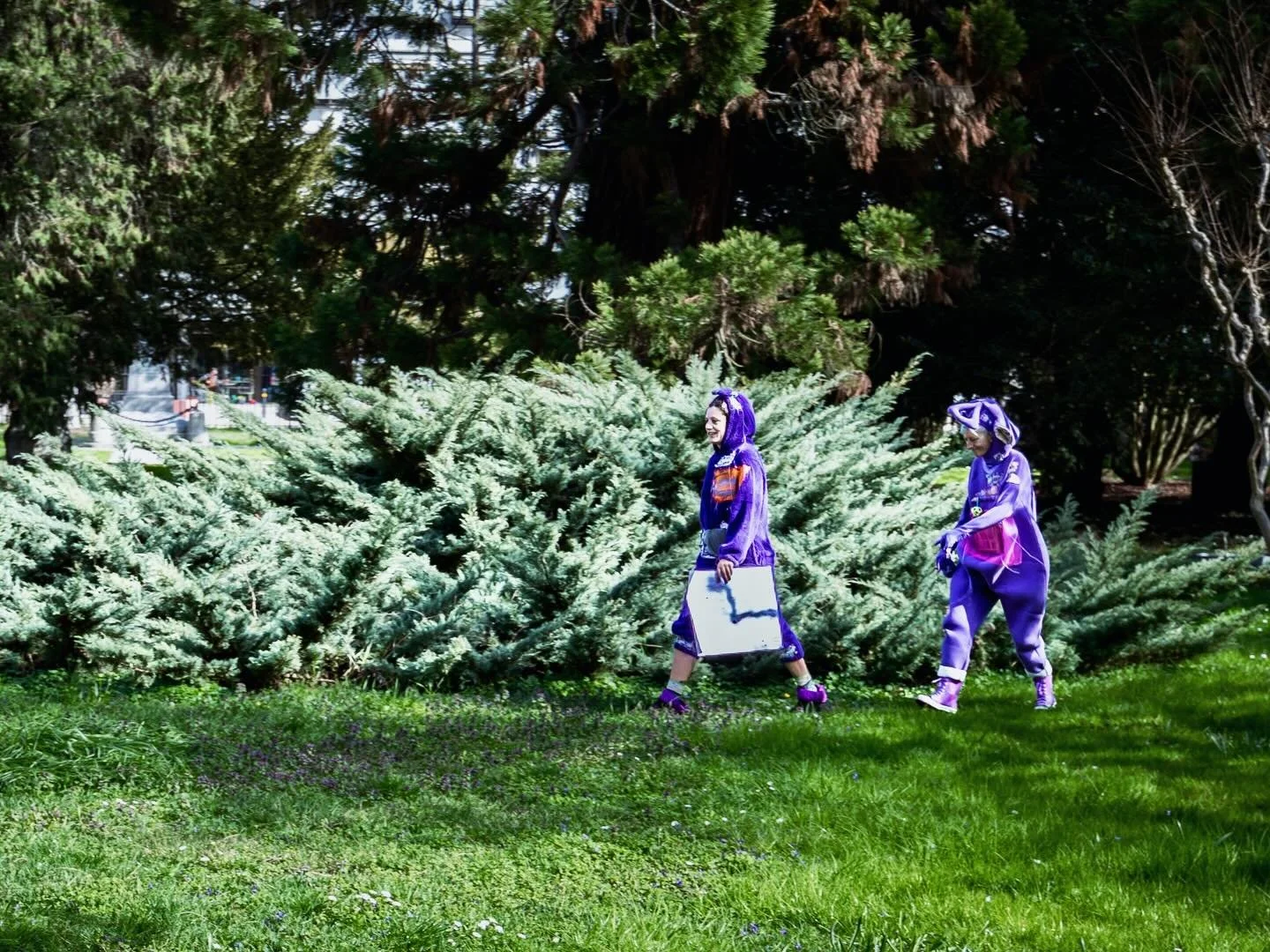 &Eacute;manations de Reines 

Sur les tombes de Mina Audemars et Louise Lafendel, p&eacute;dagogues, la performeuse @makita.angela.marzullo et sa fille Lucie &eacute;num&egrave;rent un &Agrave; &agrave; Z des f&eacute;minismes. Spectacle r&eacute;ali
