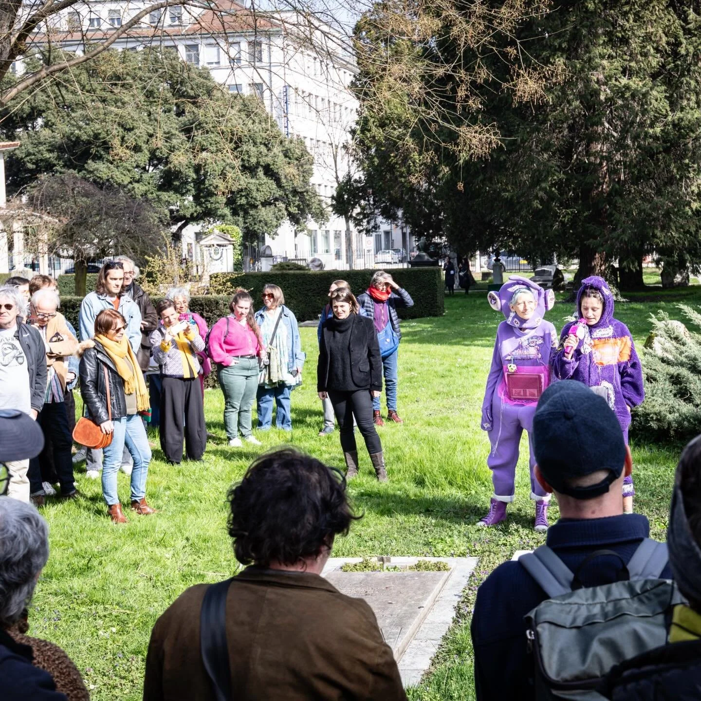 &Eacute;manations de Reines 

Sur les tombes de Mina Audemars et Louise Lafendel, p&eacute;dagogues, la performeuse @makita.angela.marzullo et sa fille Lucie &eacute;num&egrave;rent un &Agrave; &agrave; Z des f&eacute;minismes sous le regard de @aude