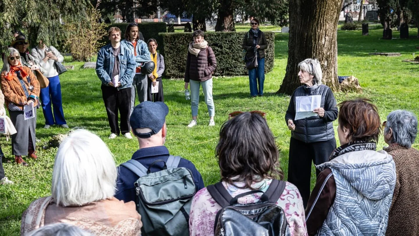 &Eacute;manations de Reines 

Sur la tombe de Jeanne Hersch, philosophe, la com&eacute;dienne @paolaelisapagani transmet l&rsquo;&eacute;tonnement philosophique. Spectacle r&eacute;alis&eacute; dans le cadre de la semaine de l&rsquo;Egalit&eacute; de