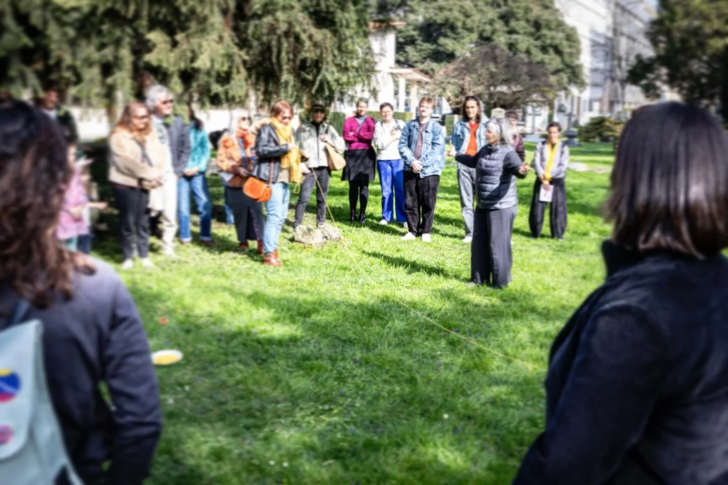 &Eacute;manations de Reines 

Sur la tombe de Jeanne Hersch, philosophe, la com&eacute;dienne @paolaelisapagani transmet l&rsquo;&eacute;tonnement philosophique. Spectacle r&eacute;alis&eacute; dans le cadre de la semaine de l&rsquo;Egalit&eacute; de