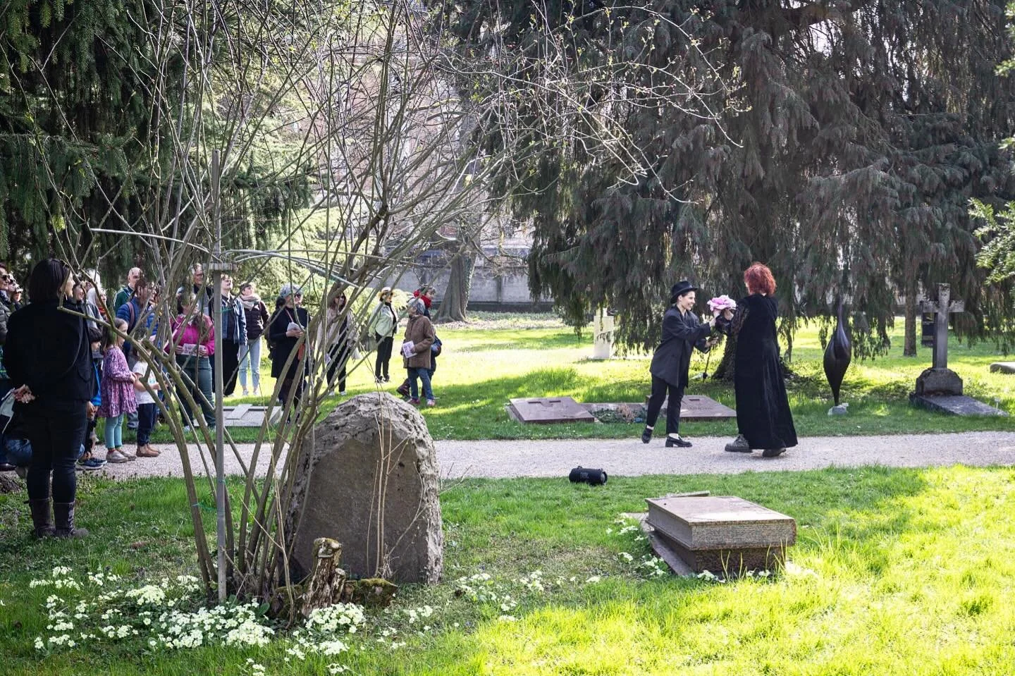 &Eacute;manations de Reines 

Quand Marcelle de Kenzac avait des rdv secrets au cimeti&egrave;re avec Fabien racont&eacute; par @audeguide . @_camille.sa_ chor&eacute;graphie les po&egrave;mes de Marcelle lu par @thenmh.photo, dans le cadre de la sem