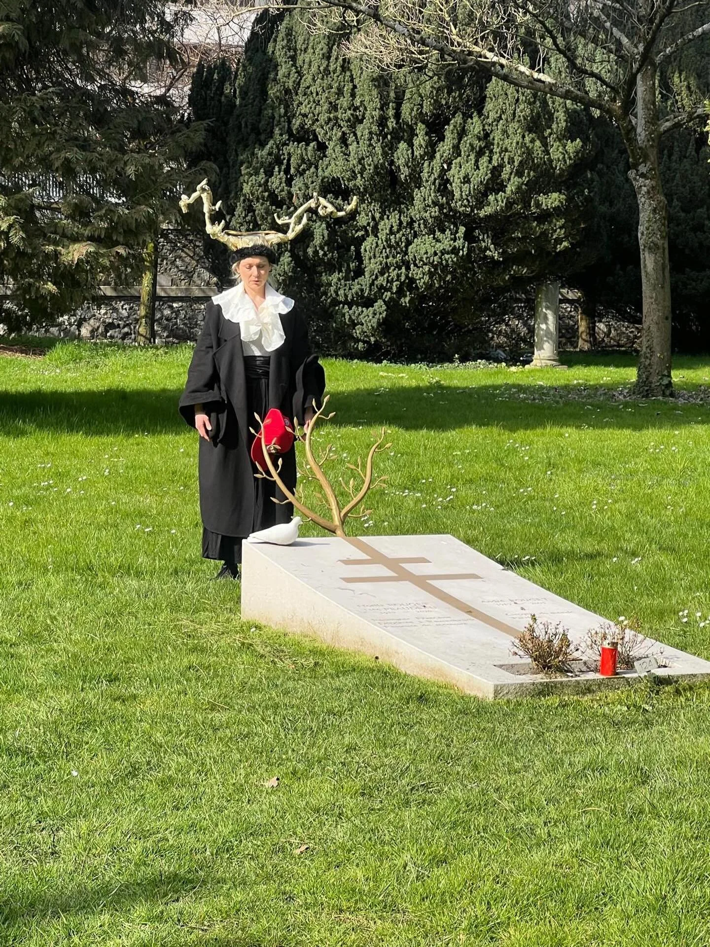 &Eacute;manations de Reines 

La DURCH performance de @ceriserossier sur la tombe de No&euml;lla Rouget, dans le cadre de la semaine de l&rsquo;Egalit&eacute; de la Ville de Gen&egrave;ve @egalite_diversite_geneve

#collectif_des_in_visibles #emanati