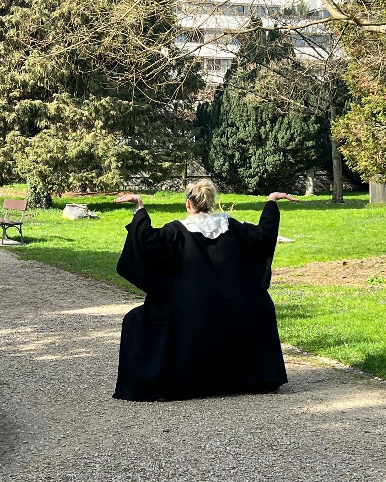 &Eacute;manations de Reines 

La DURCH performance de @ceriserossier sur la tombe de No&euml;lla Rouget, dans le cadre de la semaine de l&rsquo;Egalit&eacute; de la Ville de Gen&egrave;ve @egalite_diversite_geneve

#collectif_des_in_visibles #emanati
