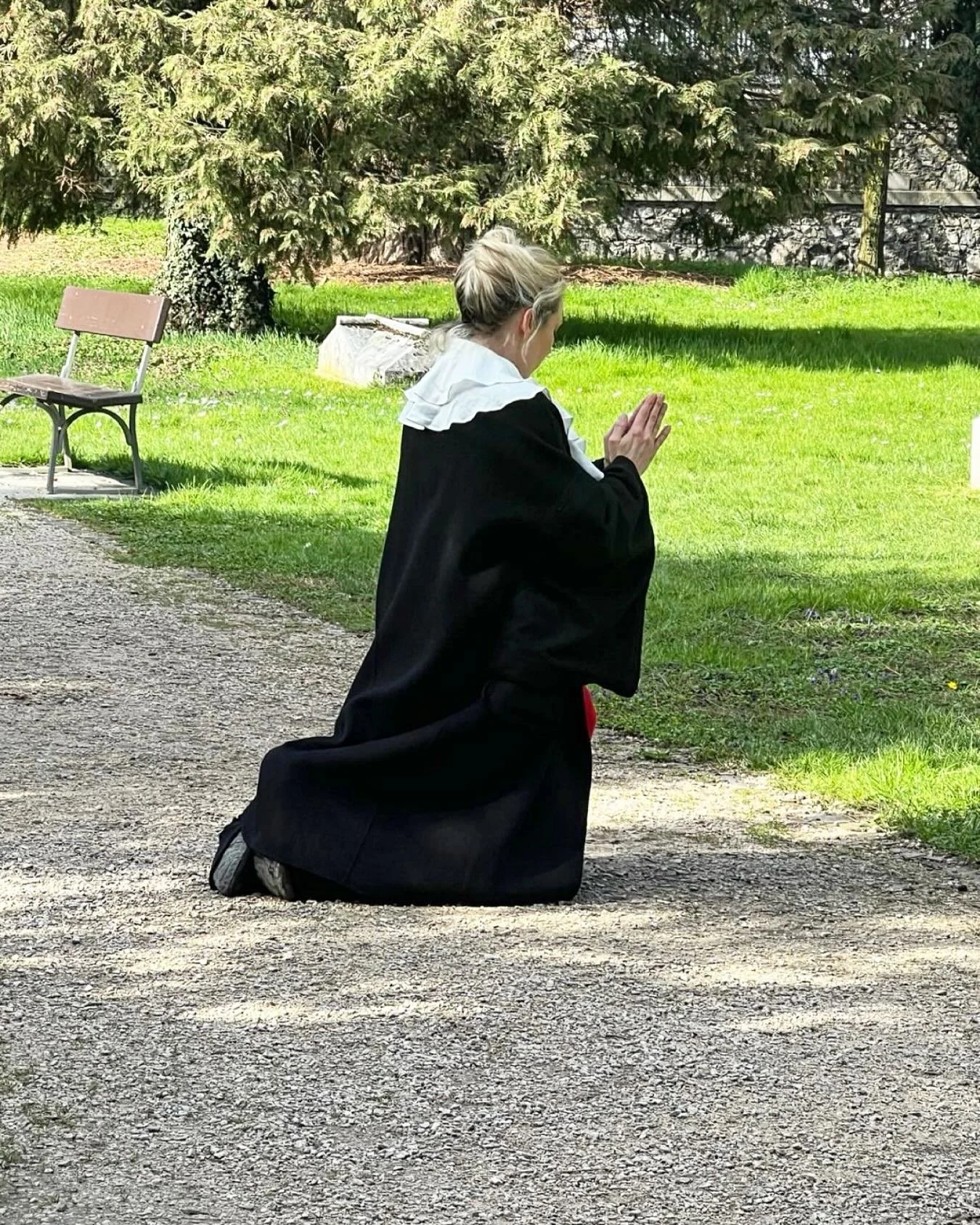 &Eacute;manations de Reines 

La DURCH performance de @ceriserossier sur la tombe de No&euml;lla Rouget, dans le cadre de la semaine de l&rsquo;Egalit&eacute; de la Ville de Gen&egrave;ve @egalite_diversite_geneve

#collectif_des_in_visibles #emanati