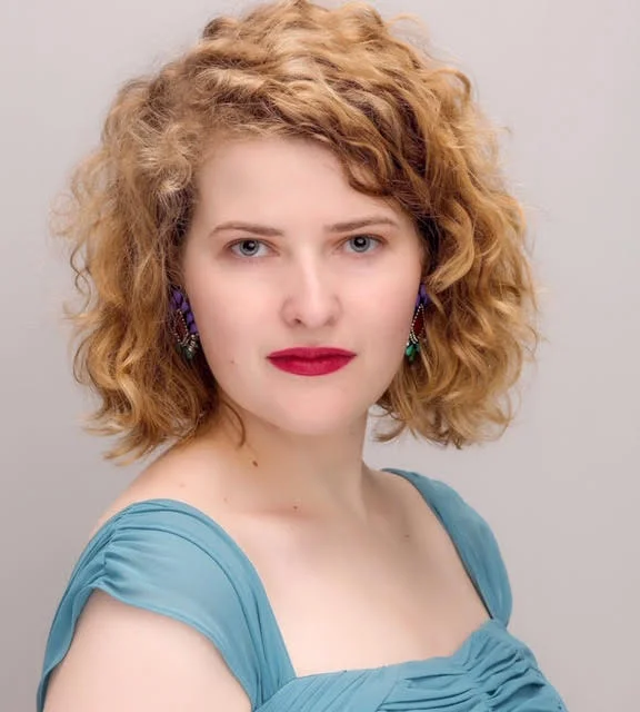 Amanda Blue Headshot 2019.jpg