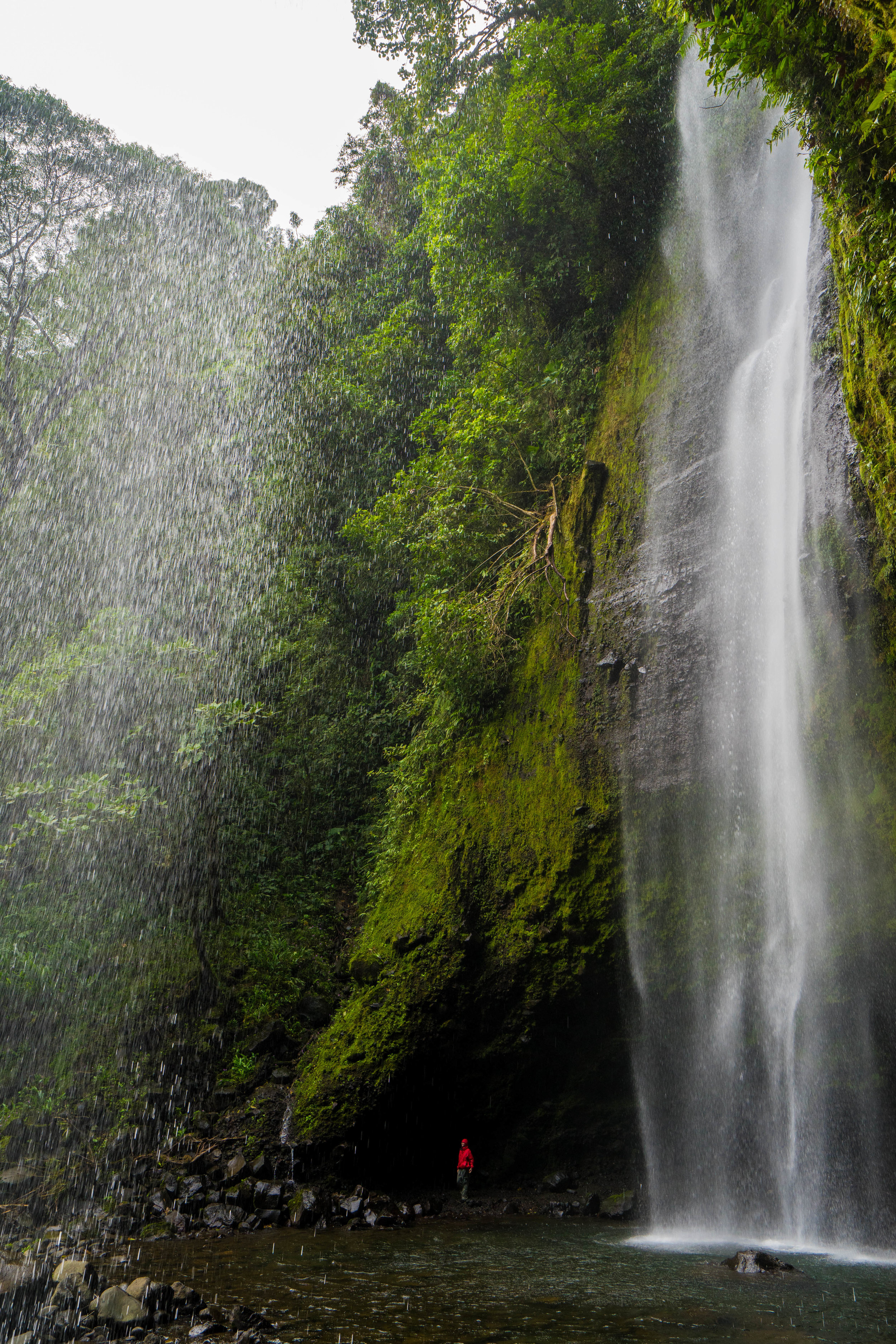 Luna y la catarata vista lateral