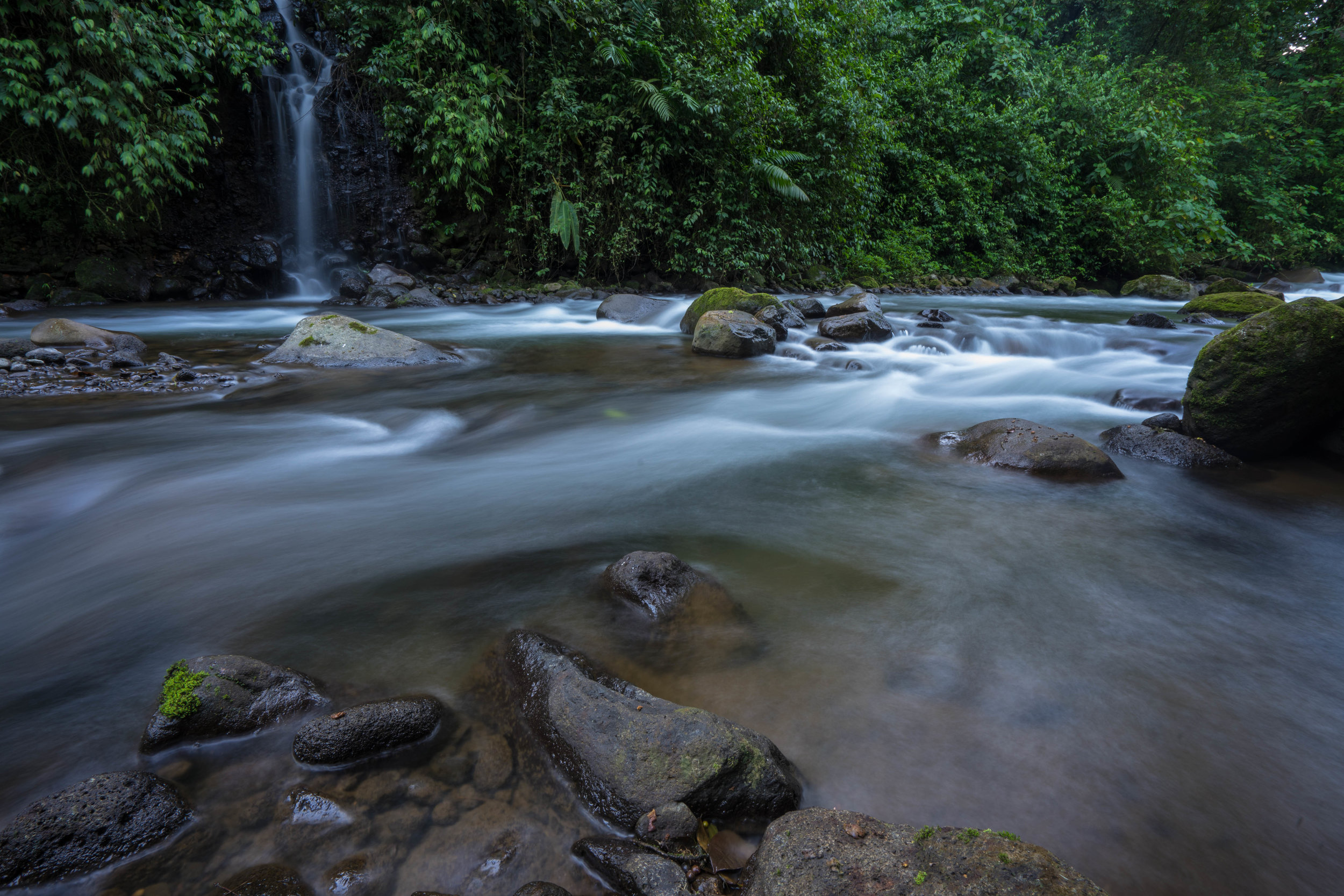 Río de la catarata 6:00 am