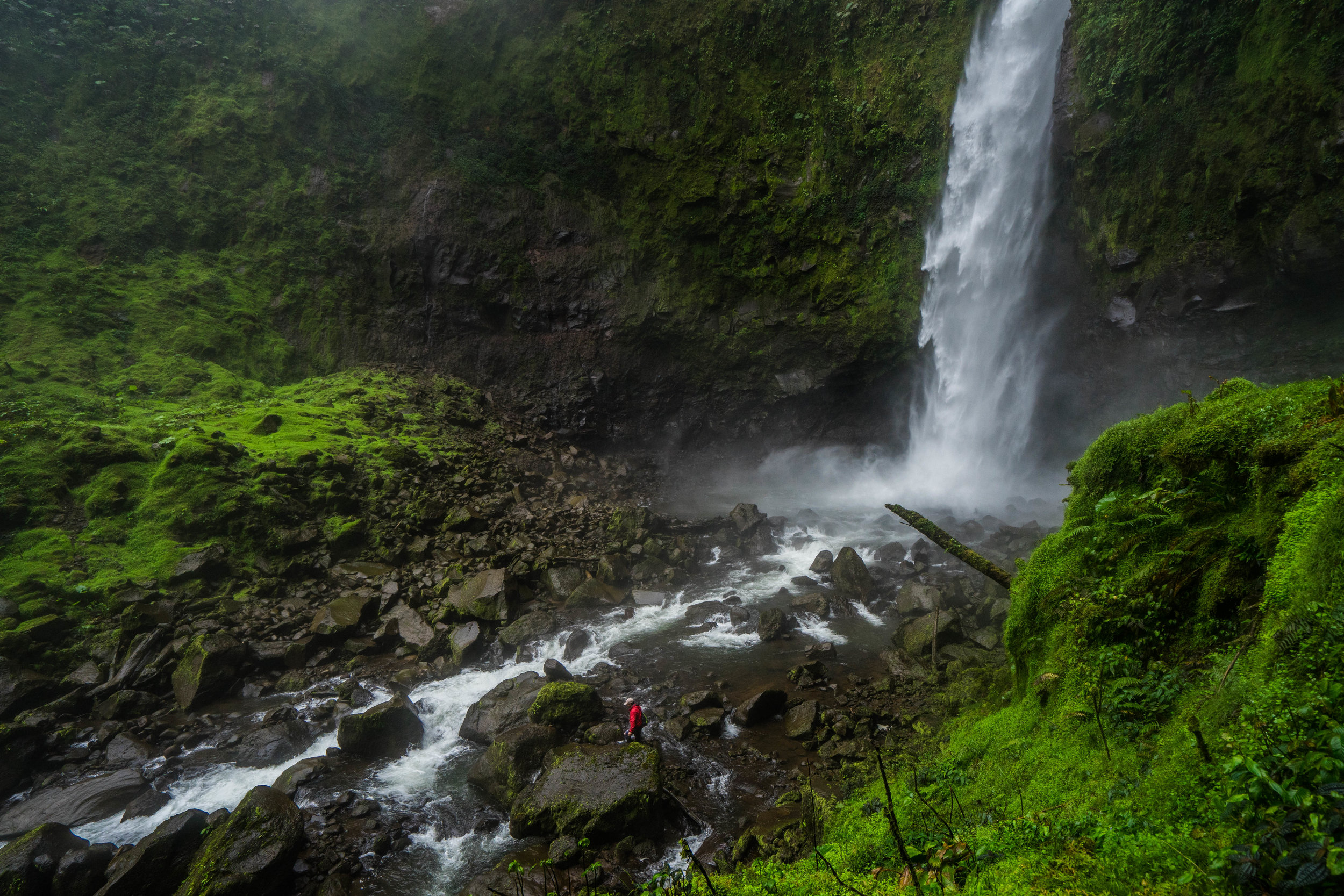Gil disfrutando de la catarata