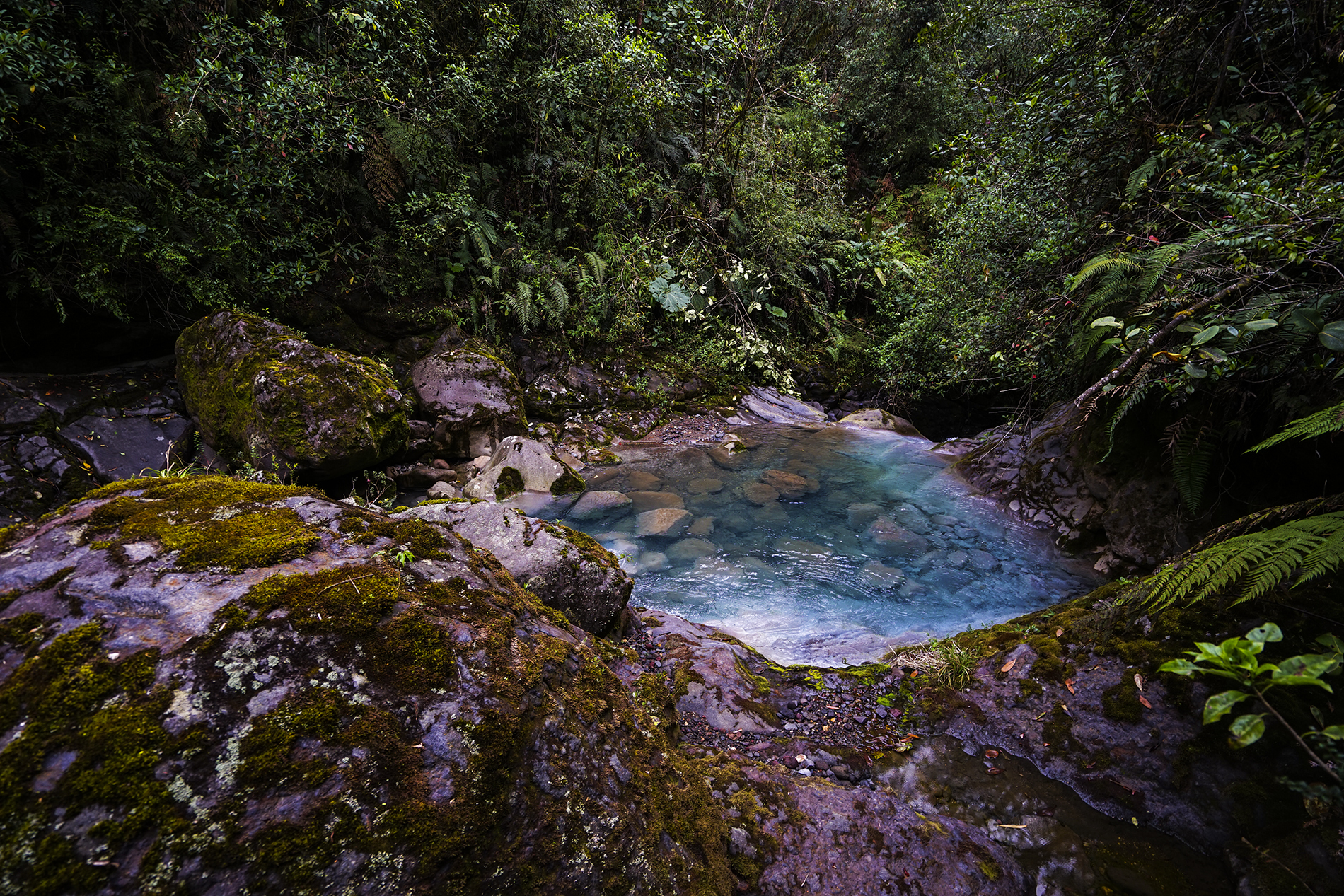 Rocas moradas con río azul