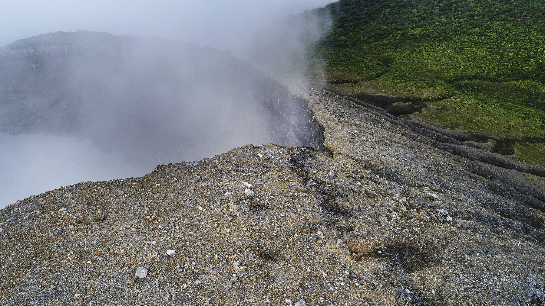 Vista Aerea del crater del Volcán Rincón de la Vieja 