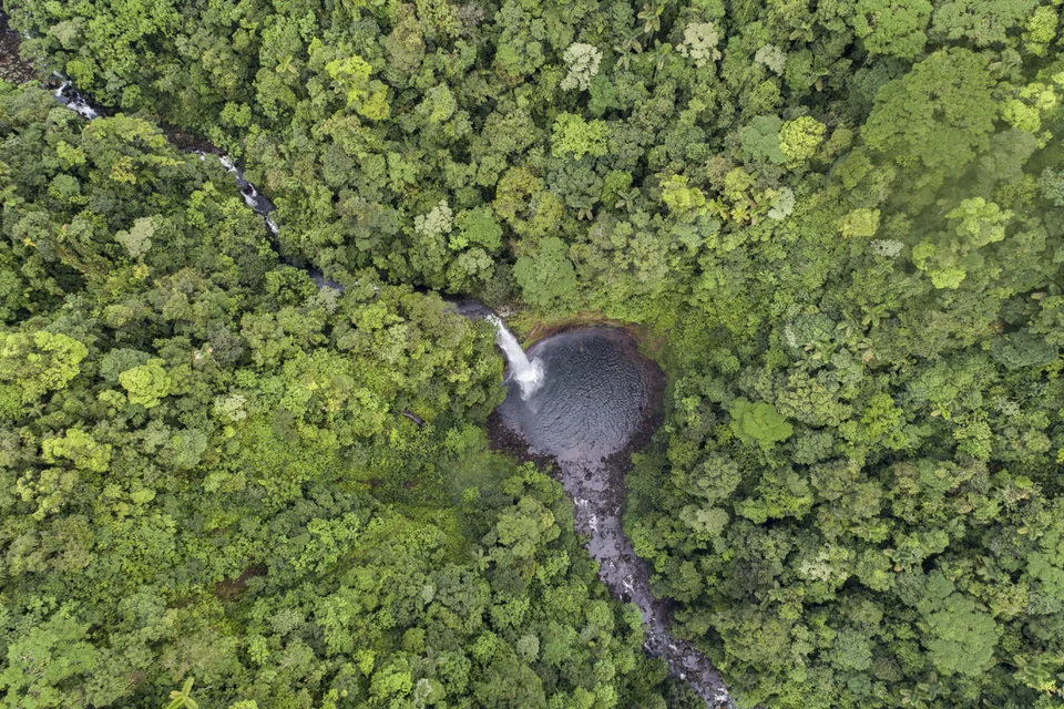 Otra catarata río abajo