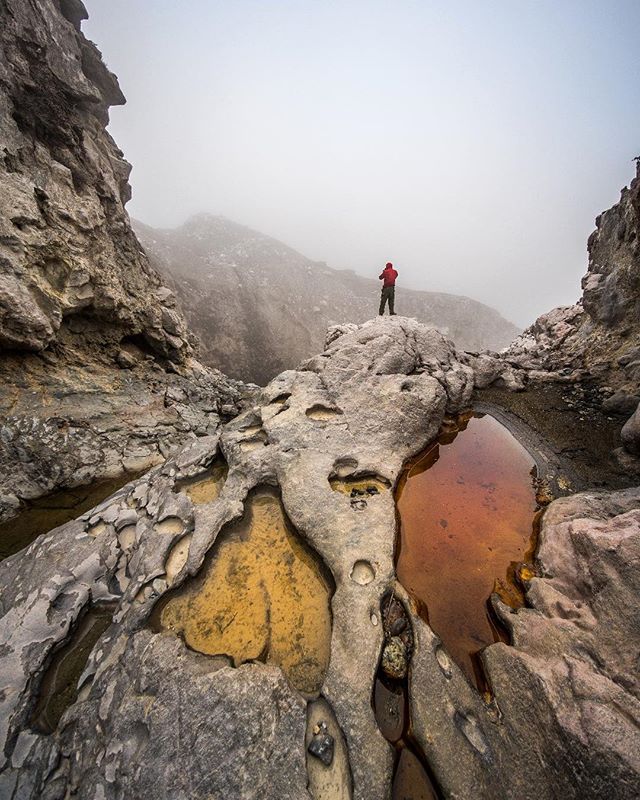 El momento justo antes de que entre la tormenta de lluvia. @cusuko9 aprovecha para tomar las &uacute;ltimas fotos del ca&ntilde;&oacute;n termal. Durante semanas he buscado las aguas termales perdidas del volc&aacute;n po&aacute;s, unas termales que 