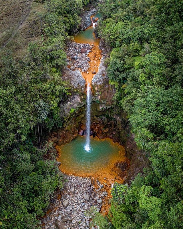 Los lagos de colores del poas hacen luego esta catarata que ahora es ef&iacute;mera. Esta catarata en espec&iacute;fico cambia much&iacute;simo durante el a&ntilde;o, a veces gris, verde, azul y ahora est&aacute; anaranjada con turquesa! Incre&iacute