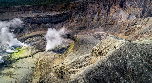 El cr&aacute;ter del Volc&aacute;n Po&aacute;s est&aacute; en constante cambio ahora tiene manchas amarillas minerales . En la foto un investigador haciendo su trabajo a la orilla del cr&aacute;ter, parece tener una jacket roja. Es incre&iacute;ble l