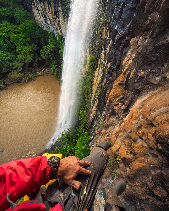 &iexcl; El rappel se complic&oacute; ! Pero hay una buena historia: La caminata para llegar aqu&iacute; es facil&iacute;sima, se llega por una serie de potreros en medio guanacaste ( finca San Ger&oacute;nimo)  hasta la catarata por lo que decidimos 