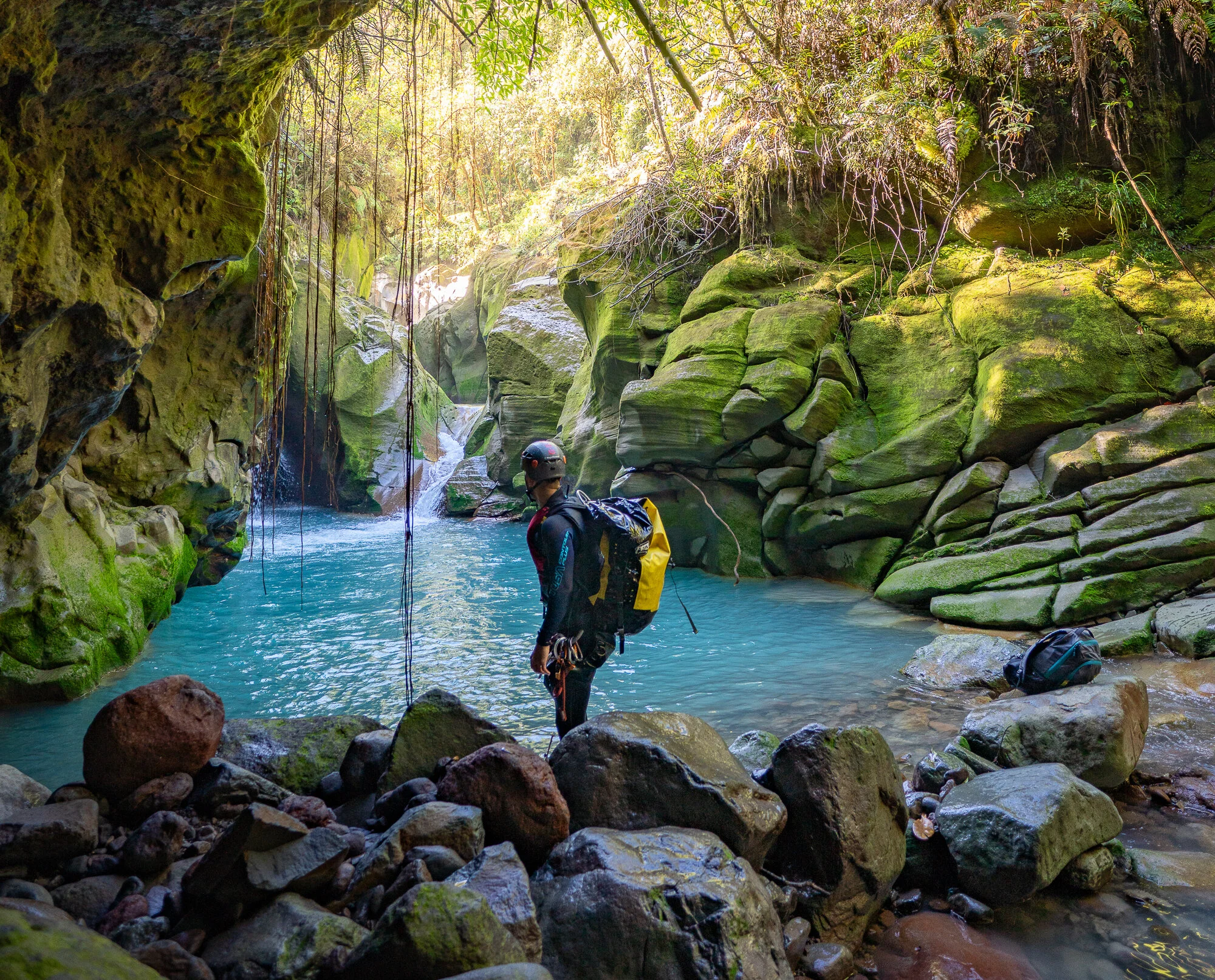 pequeña cueva de río.