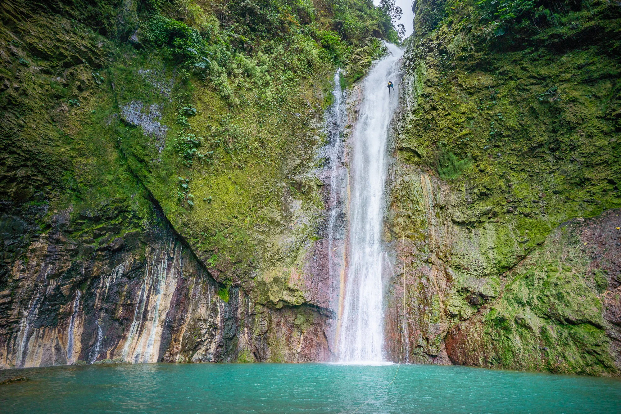 David realizando el descenso de Catarata Tesoro Esconido; un clásico del cañoning costarricense.