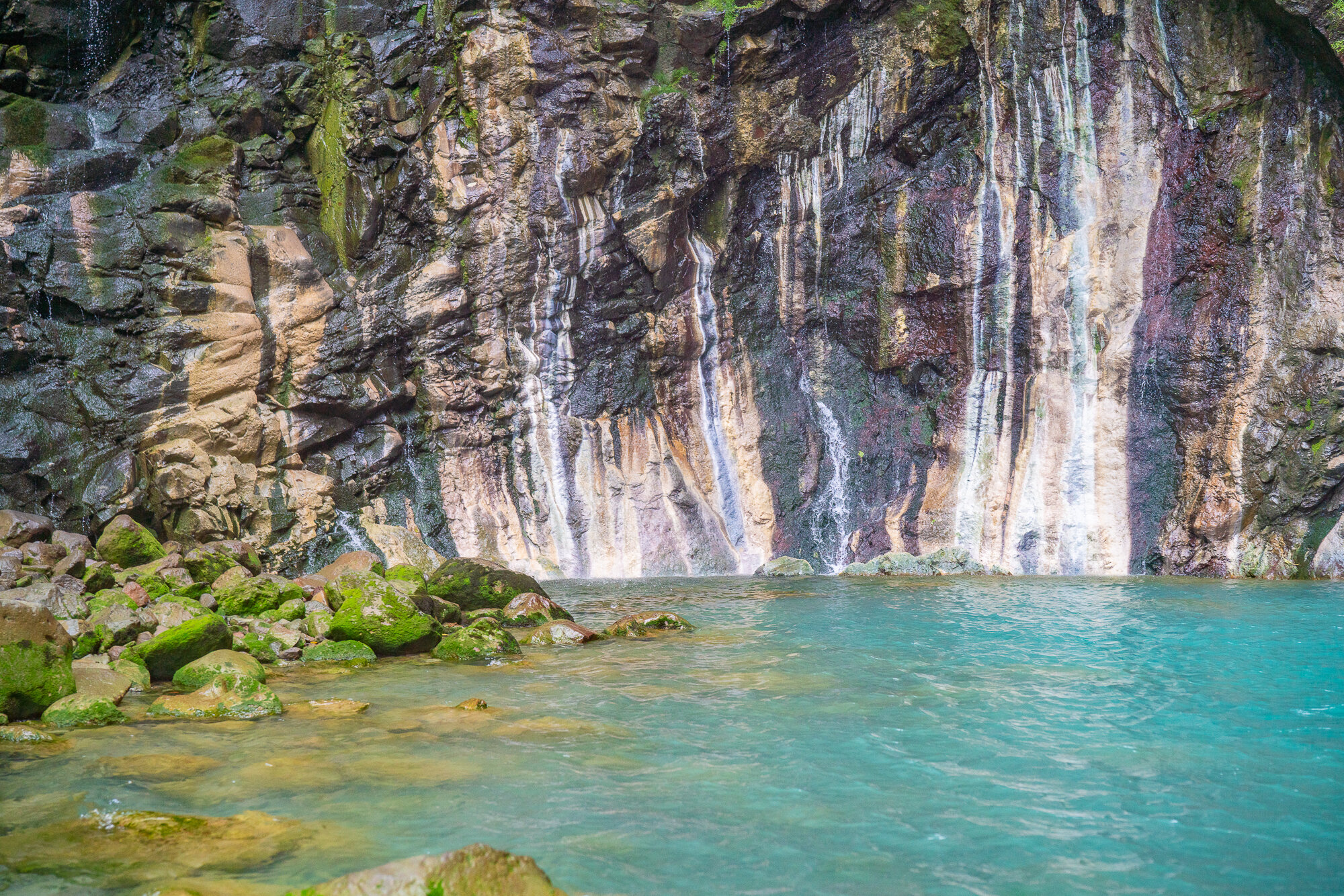 Paredes de la catarata con múltiples coloraciones por alta densidad de minerales.