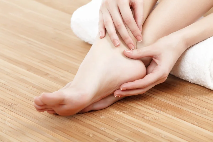 Heel Pain The heel bone is the largest of the 26 bones in the human foot, which also has 33 joints and a network of more than 100 tendons, muscles, and ligaments. Like all bones, it is subject to outside influences that can affect its integrity and its ability to keep us on our feet. Heel pain, sometimes disabling, can occur in the front, back, or bottom of the heel.