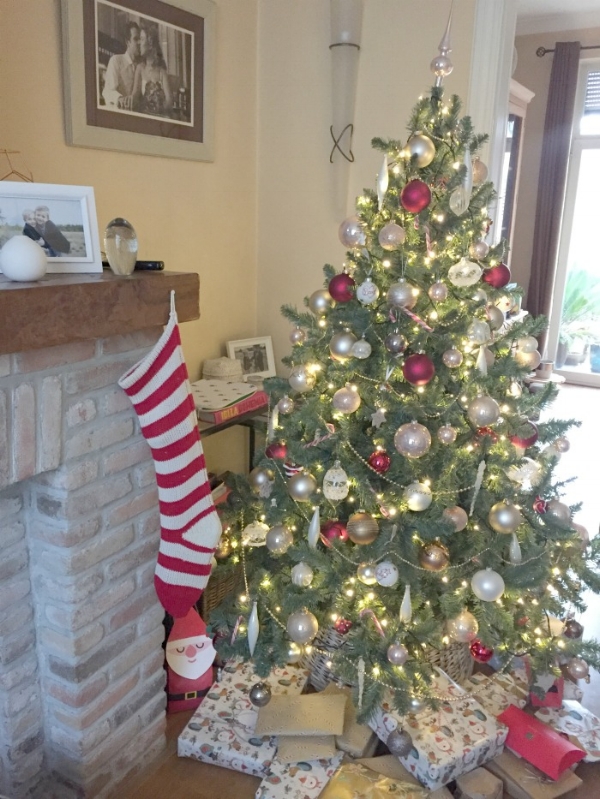 jules-and-louis-blog-our-christmas-tree-and-socks.jpg