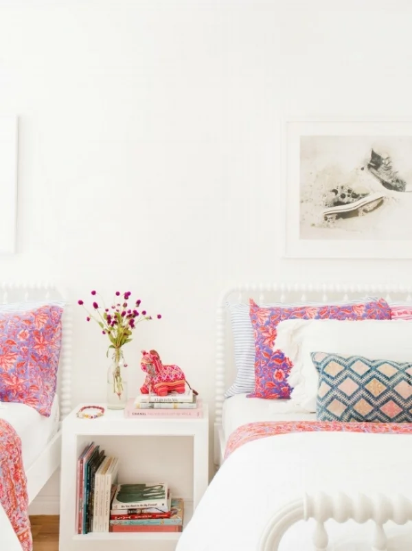 I don't have girls, but if I had, I'd style their bedroom like this - so pretty, simple and gorgeous! And yet it doesn't feel too girly.