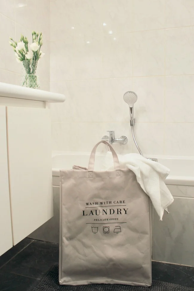 jules-and-louis-blog-bathroom-flowers-laundry-bag.jpg