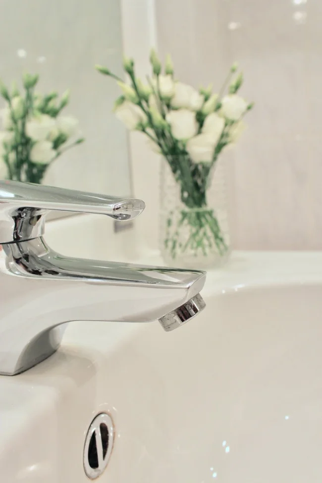 jules-and-louis-blog-white-flowers-sink-close-up.jpg