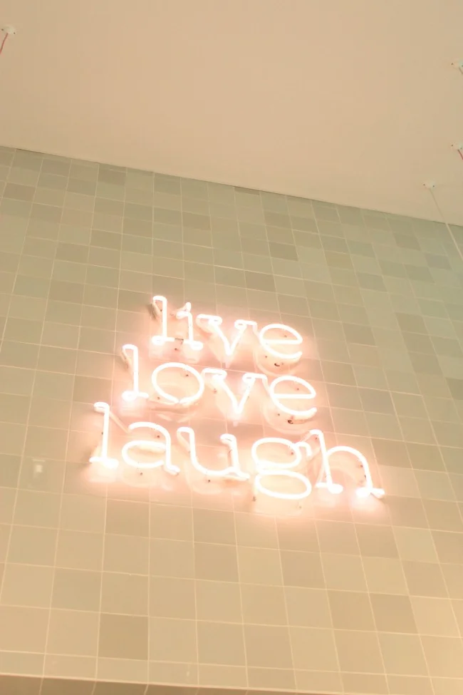 Jules and Louis Blog - Local hotspot in Bruges - Lilola the shop - neon letters on wall.jpg
