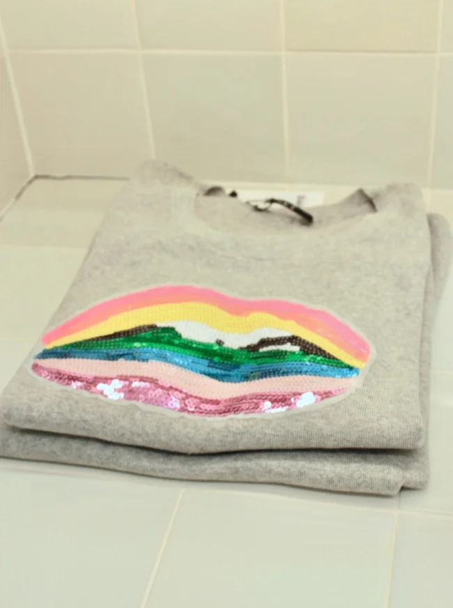Jules and Louis Blog - Local hotspot in Bruges - Lilola - sweater lips.jpg