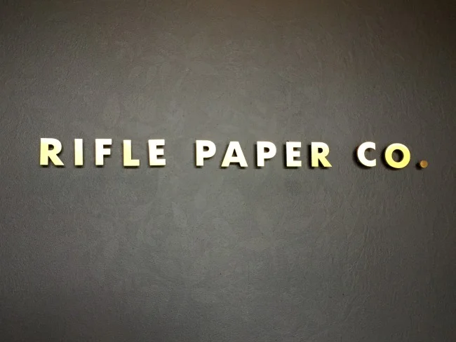 Jules & Louis Blog - Winkelen bij Rifle Paper & Co. in Winterpark Florida - letters in goud.jpg