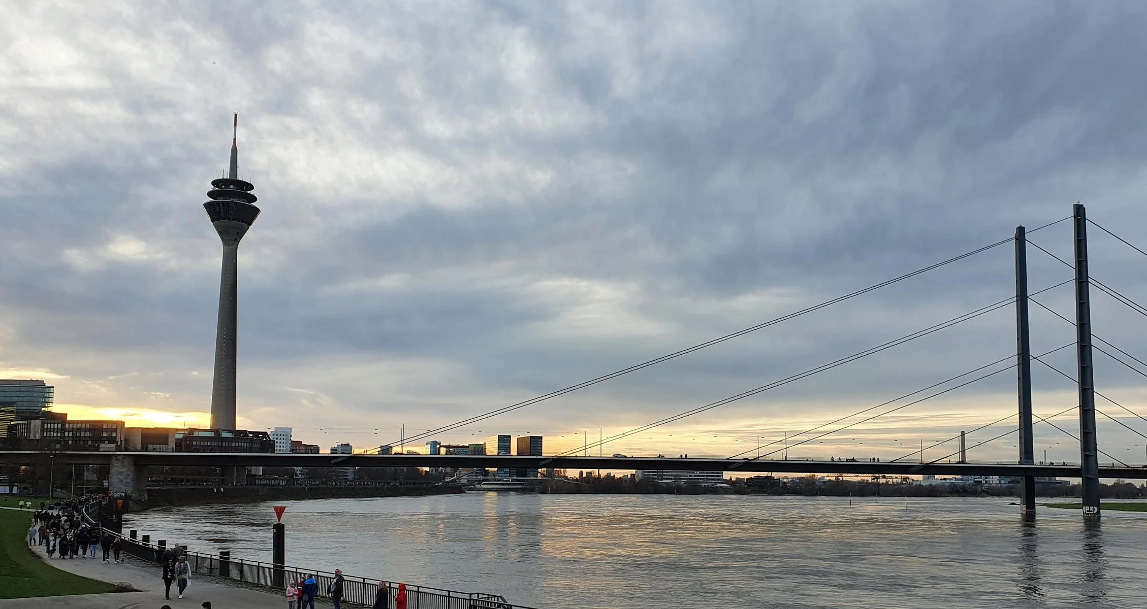 K1600_Rheinbrücke roh ausschnitt - Kopie.JPG