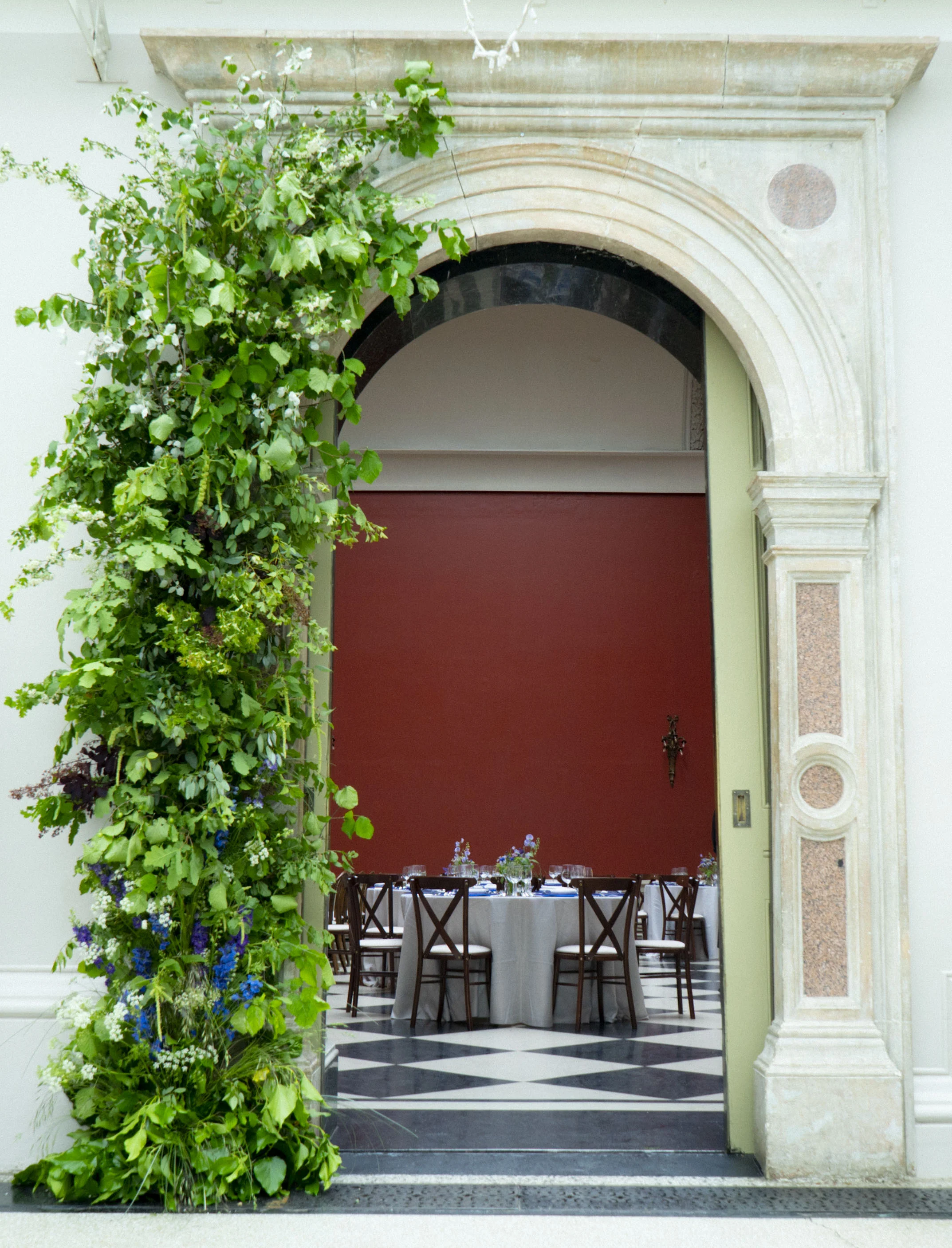 Hampton_Court_House_foam_free_flower_arch.jpg