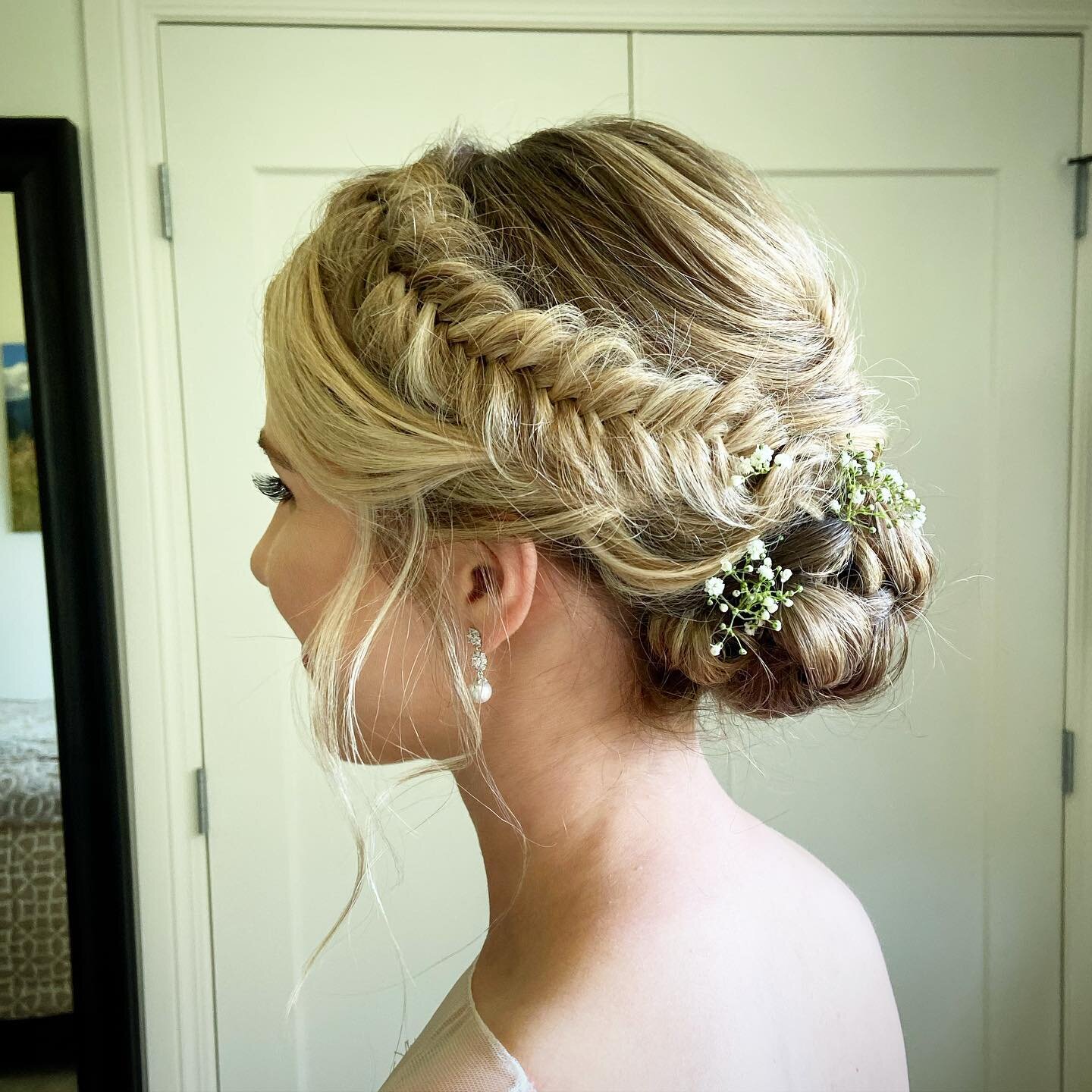 My bride&rsquo;s are really loving braids and a more bohemian feel this Summer, which makes me one happy girl💕
&bull;
&bull;
&bull;
#bride #bridalmakeup #bridalhair #weddingmakeup #weddinghair #makeup #hair #makeupartist #mua #hairstylist #whistler 