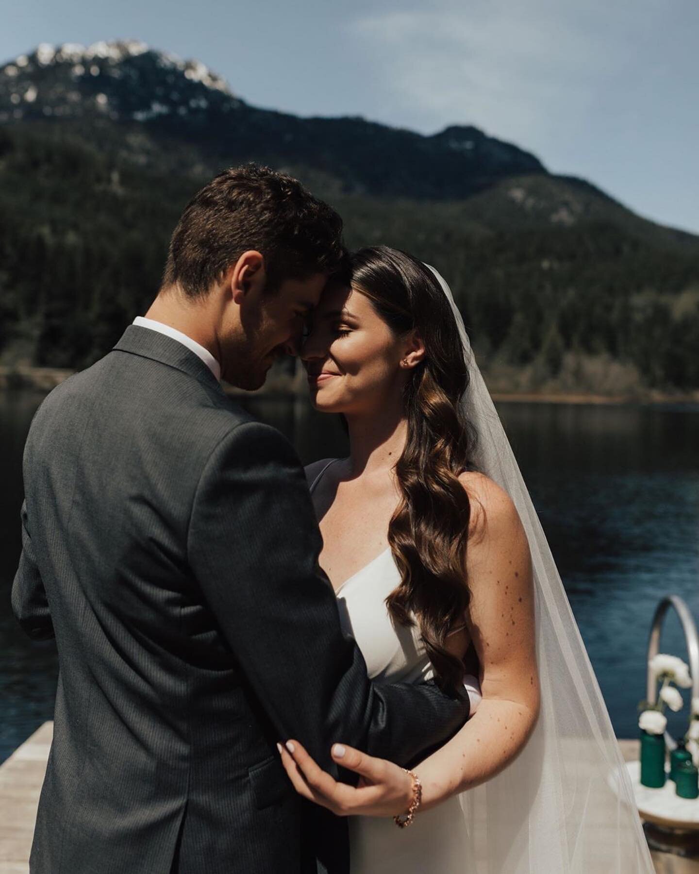 Love + Sunshine, nothing better✨💕 
&bull;
Styled shoot for @rockymtnbride 

The incredible couple: @easanti &amp; @danny.swainson
Venue: @nitalakelodge 
Planning: @gibbonsweddings
Photography: @nomadbynk
Flowers: @ourlittleflowercompany
Hair &amp; M