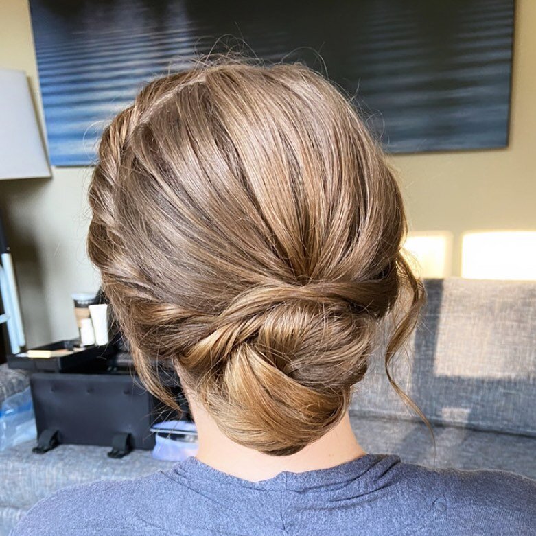 I&rsquo;m loving this updo trend of clean but textured ✨ 
&bull;
&bull;
&bull;
#hair #hairstylist #whistler #whistlerhairstylist #bridesmaids #bridesmaidshair #bridalhair #updo #weddinghair #weddingupdo #whistlerwedding #elope #elopement #smoothupdo 