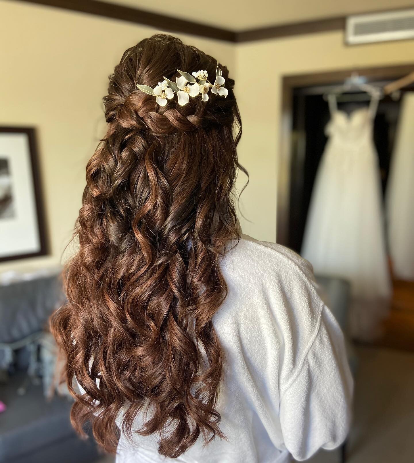 Bridal hair magic✨ I love how much texture we were able to create in Anna&rsquo;s dark hair💕
PS- Her natural hair is very fine and only to her shoulders 🧚
&mdash;&mdash;&mdash;&mdash;&mdash;&mdash;&mdash;&mdash;&mdash;&mdash;
Planning @thewhistlere