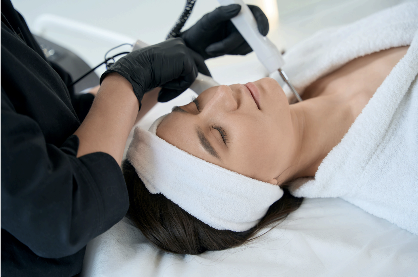 Why Microcurrent Facials Are the Best Non-Invasive Treatment for Skin Tightening