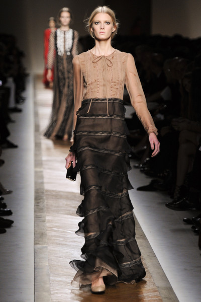 Valentino+Spring+2011+DUoayaWLgv6l.jpg