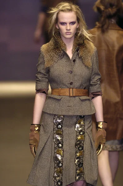 Miu+Miu+Fall+2004+3piZIXpS12rl.jpg