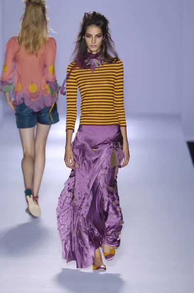 Alberta+Ferretti+Spring+2005+kM9CBKSUhNTl.jpg