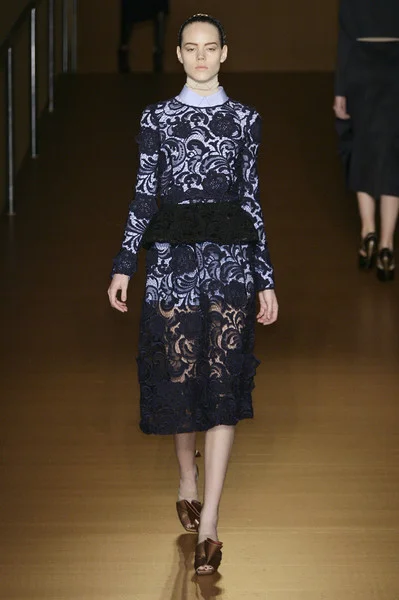Prada+Fall+2008+M-GkI7O5L-yl.jpg