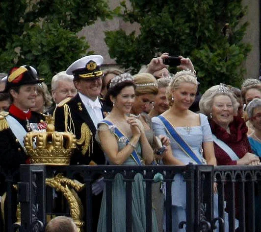 Royal guests; Crown Prince Frederik of Denmark; Willem-Alexander of the Netherlands, Prince of Orange; Crown Princess Mary of Denmark; princess Maxima of the Netherlands; Crown Princess Mette-Marit of Norway and HM Queen Beatrix of the Netherlands. Photo: Janwikifoto (CC BY-SA 3.0) via Wikimedia Commons.