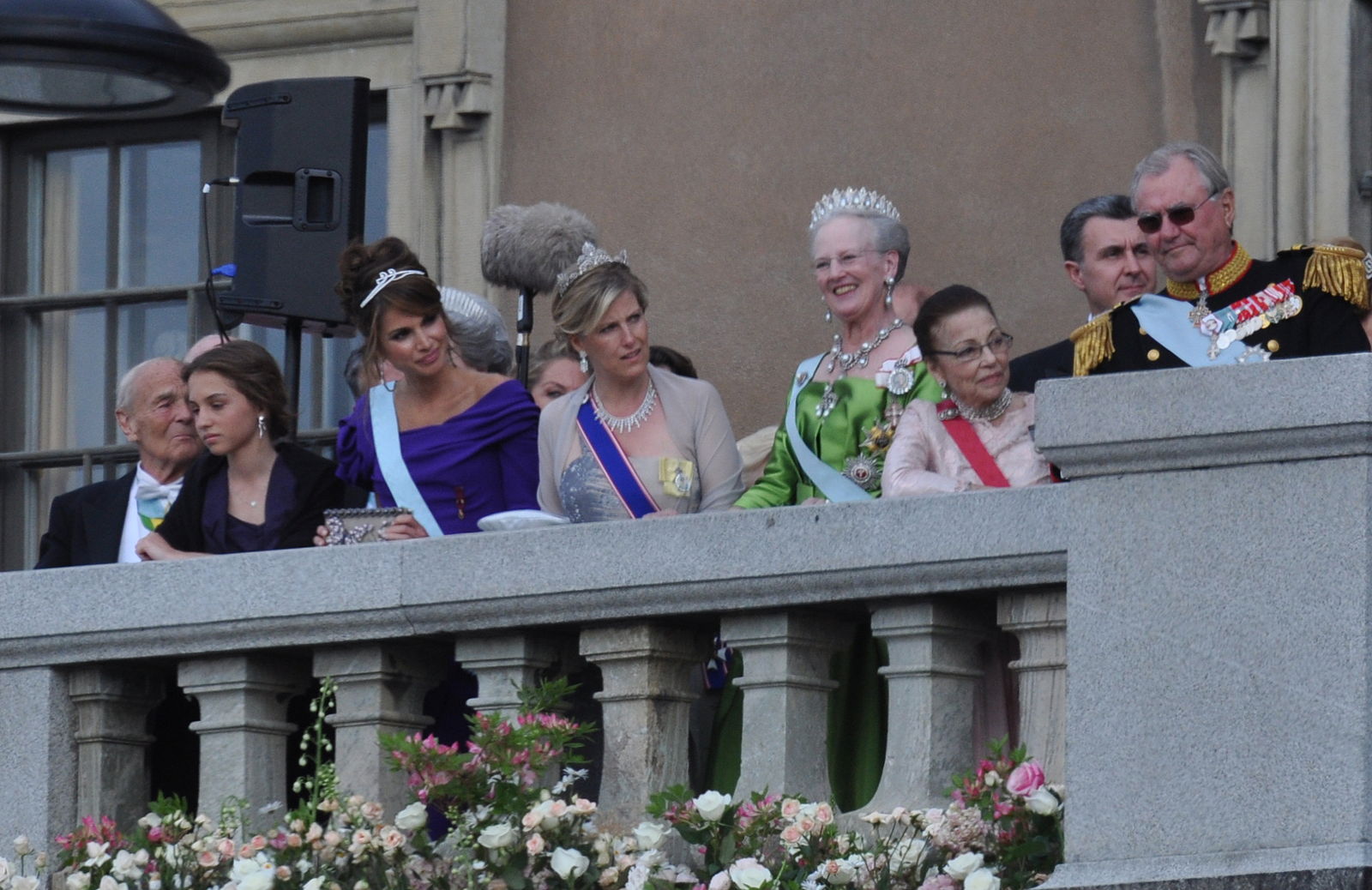 Queen Rania on the terrace of the Royal Palace of Stockholm. Her daughter, Princess Iman is to her right. Photo: Prolineserver via Wikimedia Commons