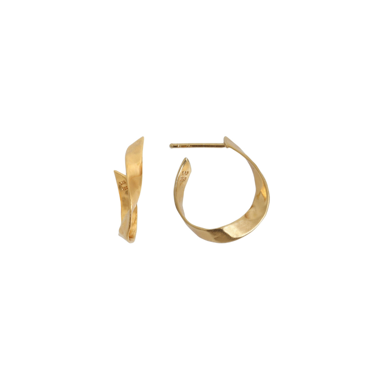 Stine-A-Twisted-Hammered-Creol-Earring-forgyldt-gold-oerering-stik-SAJ.w1220.h1220.backdrop.png