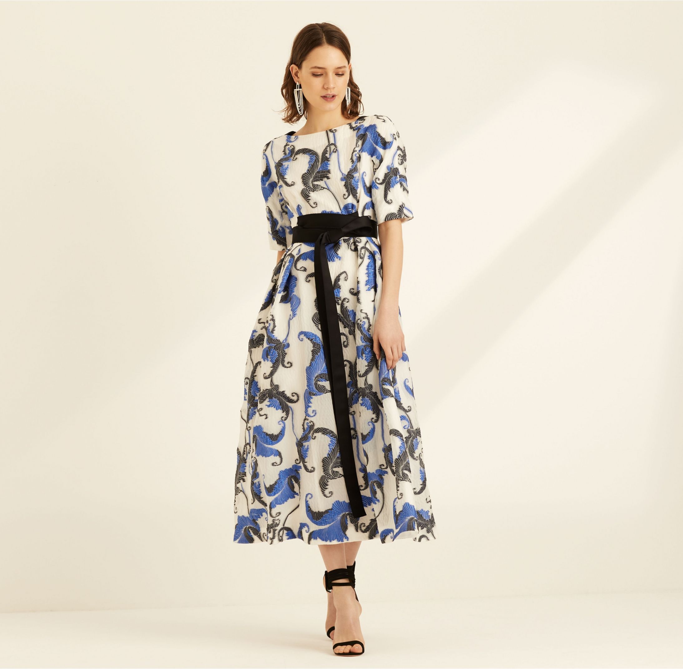 amandawakeley_spring19_16706231954_bluecloquejacquardmididress_0170.jpg