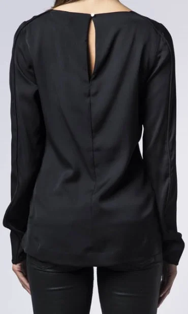 asami-blouse-i-svart-ahlvar-bak.jpg