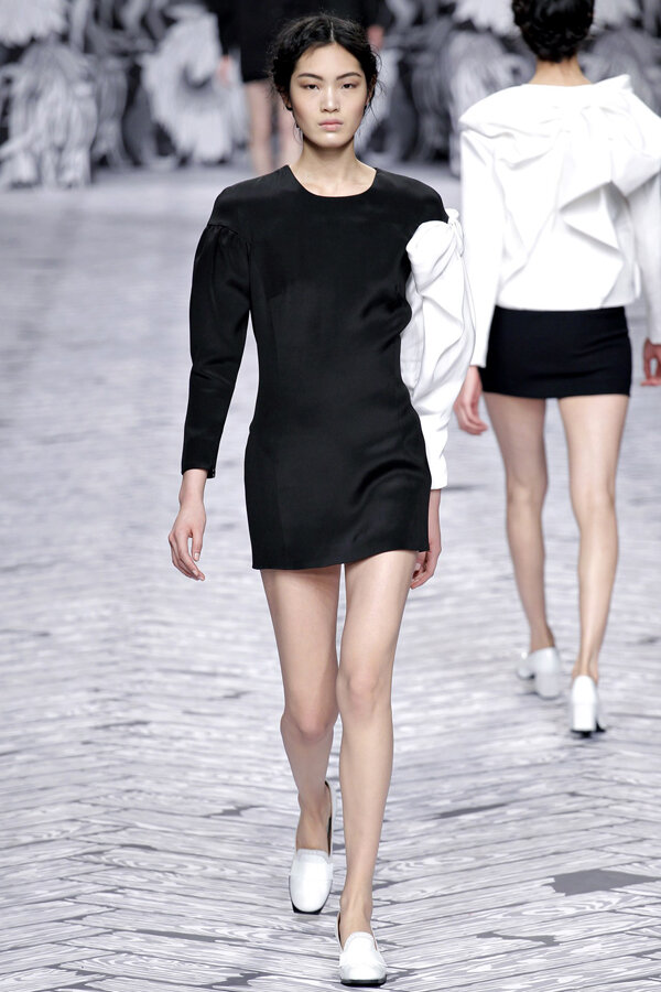 oversize-bows-in-monochrome-viktor-rolf-fall-2013-collection-10.jpg