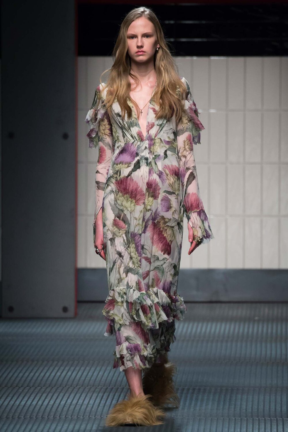 der Økonomisk stil Gucci Floral-Print Ruffle-Trim Gown — UFO No More