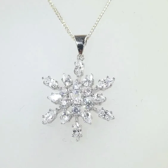 Heavenly Necklaces Snowflake Pendant